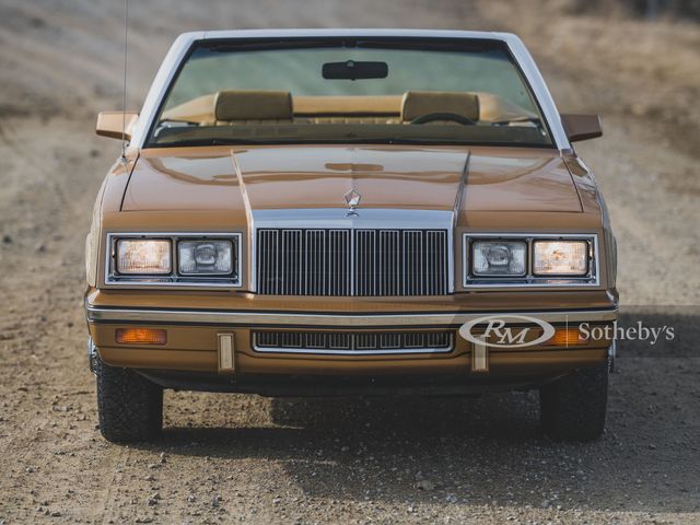 З молотка пустять кабріолет Chrysler LeBaron Town and Country у дерев'яному кузові - фото 457192