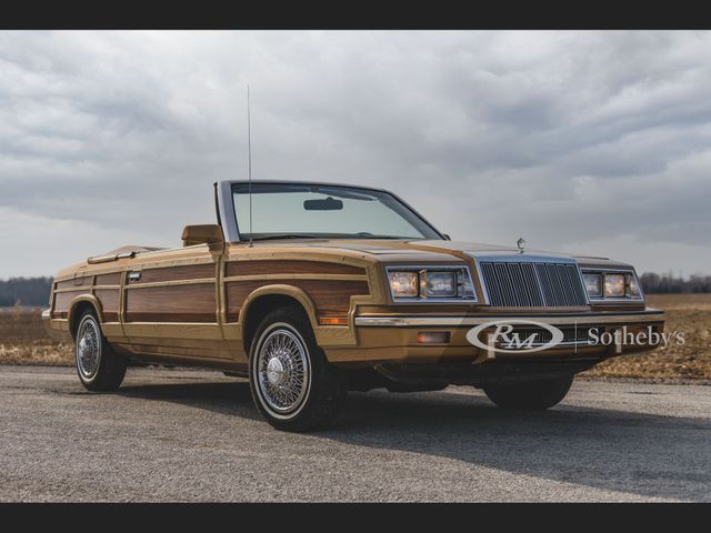 З молотка пустять кабріолет Chrysler LeBaron Town and Country у дерев'яному кузові - фото 457193