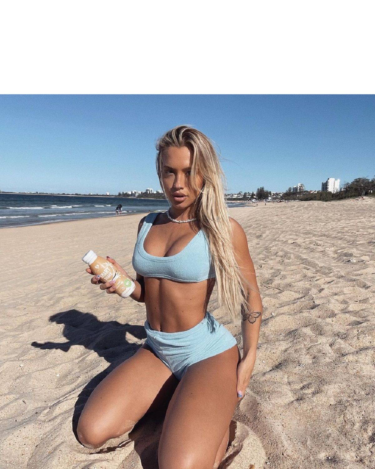 Теммі Хемброу у пікантній сукні - фото 1