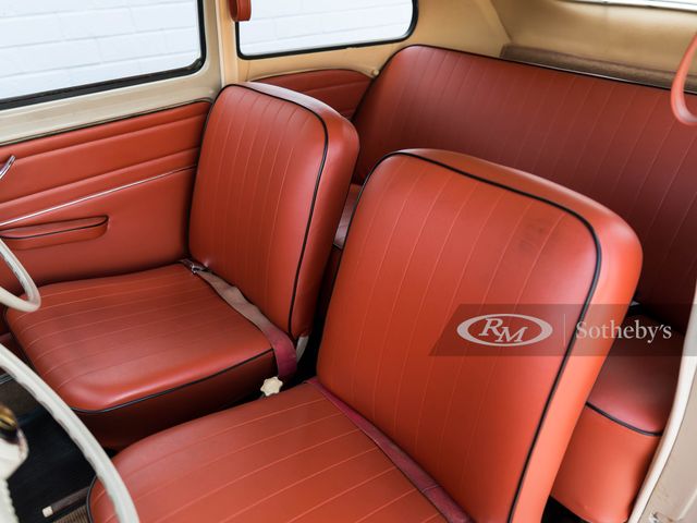 На продаж виставили кумедний навчальний Volkswagen Beetle з двома рулями - фото 457285