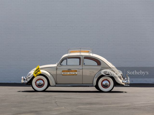 На продаж виставили кумедний навчальний Volkswagen Beetle з двома рулями - фото 457286