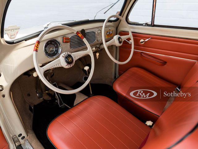 На продаж виставили кумедний навчальний Volkswagen Beetle з двома рулями - фото 457288