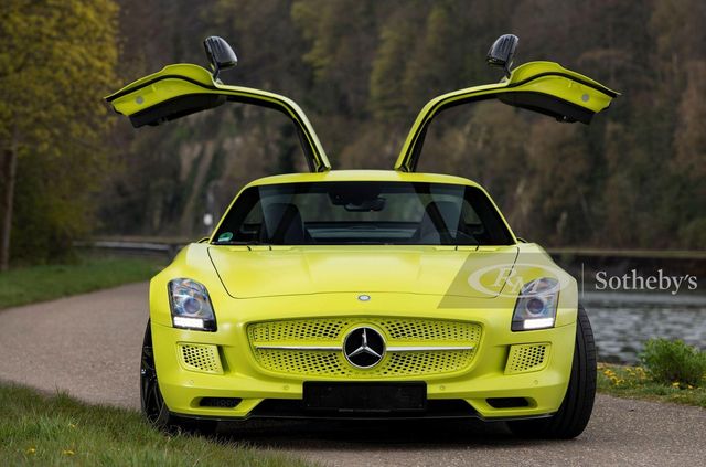 Рідкісний електричний суперкар Mercedes-Benz SLS пустять з молотка: його ціна шокує - фото 457377