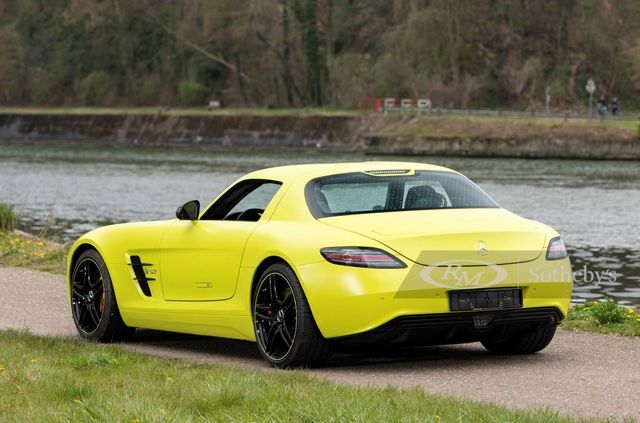 Рідкісний електричний суперкар Mercedes-Benz SLS пустять з молотка: його ціна шокує - фото 457378
