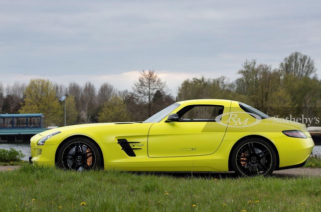 Рідкісний електричний суперкар Mercedes-Benz SLS пустять з молотка: його ціна шокує - фото 457379