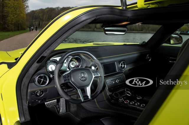 Рідкісний електричний суперкар Mercedes-Benz SLS пустять з молотка: його ціна шокує - фото 457381