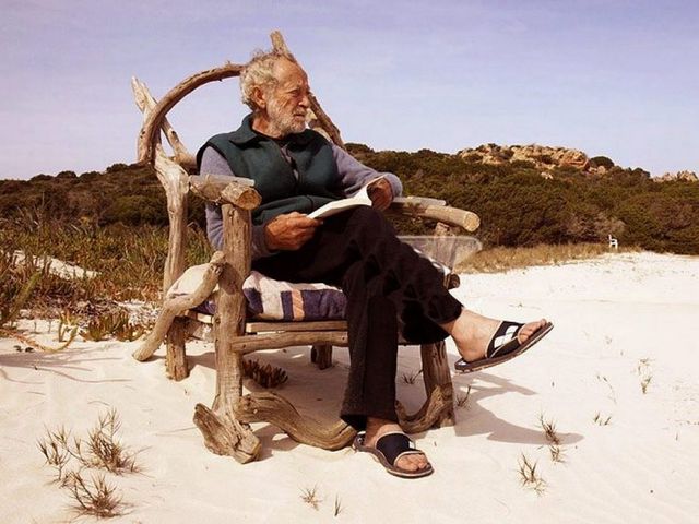 Італієць 30 років мешкав на безлюдному острові: тепер його виселяють з нього - фото 457412