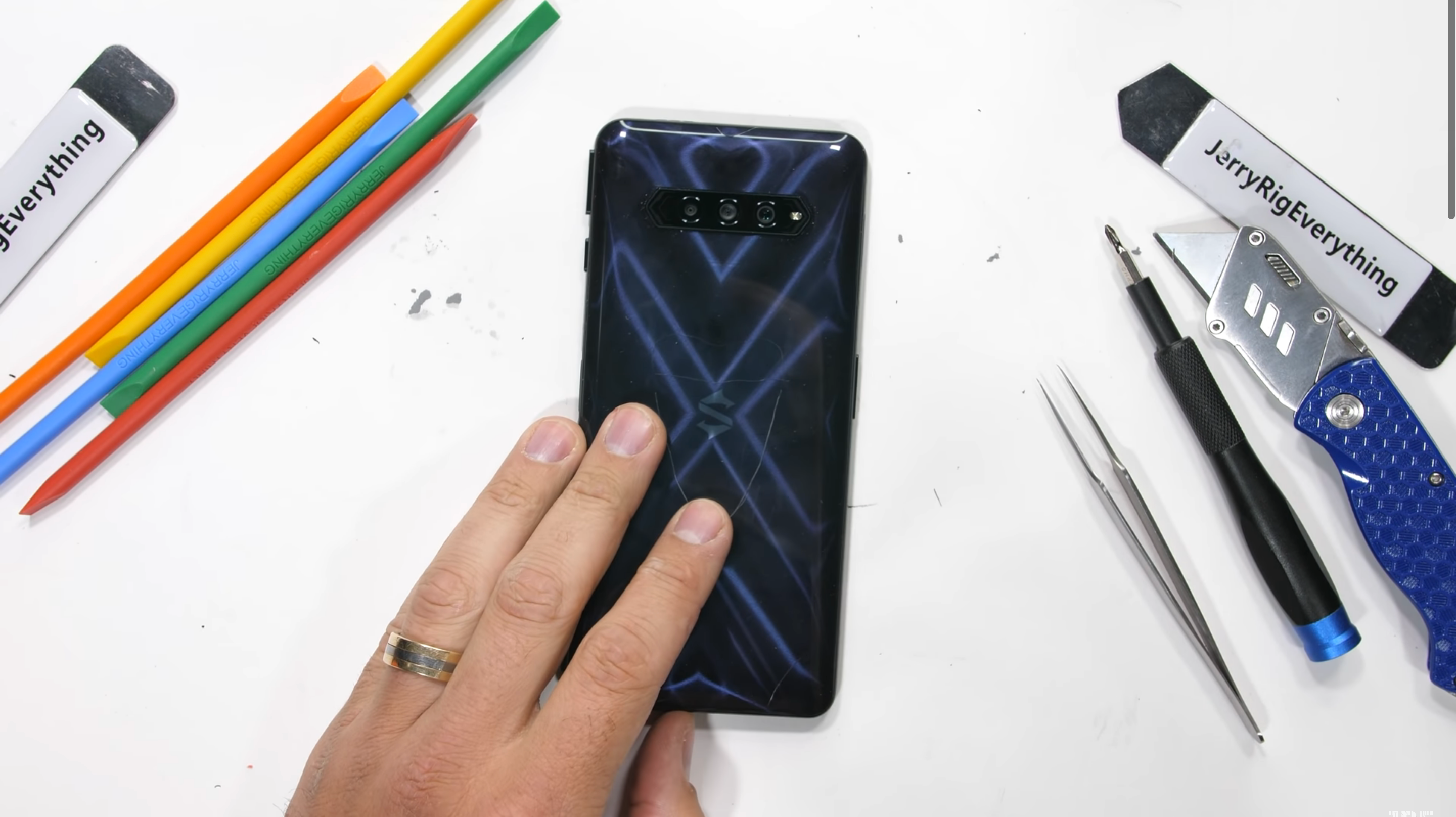 Популярний блогер розібрав Black Shark 4: що криється всередині ігрового смартфона