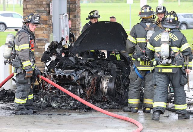 Рідкісний McLaren за 560 тисяч доларів згорів дотла на заправці: шокуючі фото - фото 457531