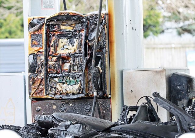 Рідкісний McLaren за 560 тисяч доларів згорів дотла на заправці: шокуючі фото - фото 457532