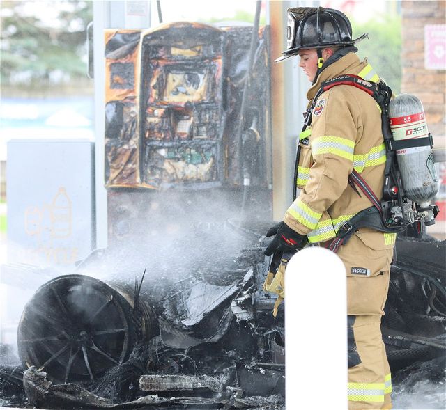 Рідкісний McLaren за 560 тисяч доларів згорів дотла на заправці: шокуючі фото - фото 457533