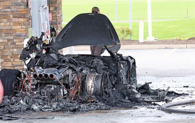 Рідкісний McLaren за 560 тисяч доларів згорів дотла на заправці: шокуючі фото - фото 457534