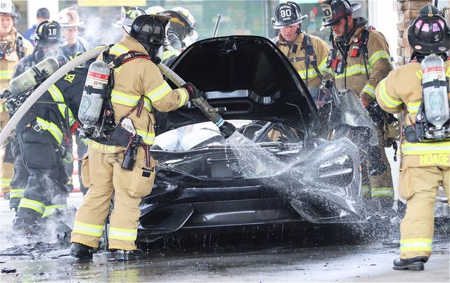 Рідкісний McLaren за 560 тисяч доларів згорів дотла на заправці: шокуючі фото - фото 457536