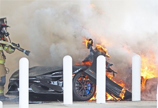 Рідкісний McLaren за 560 тисяч доларів згорів дотла на заправці: шокуючі фото - фото 457537