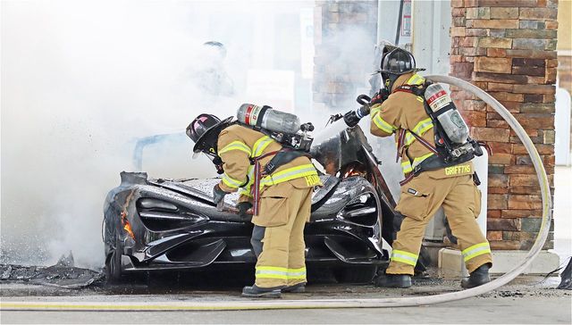 Рідкісний McLaren за 560 тисяч доларів згорів дотла на заправці: шокуючі фото - фото 457538