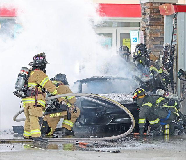 Рідкісний McLaren за 560 тисяч доларів згорів дотла на заправці: шокуючі фото - фото 457539