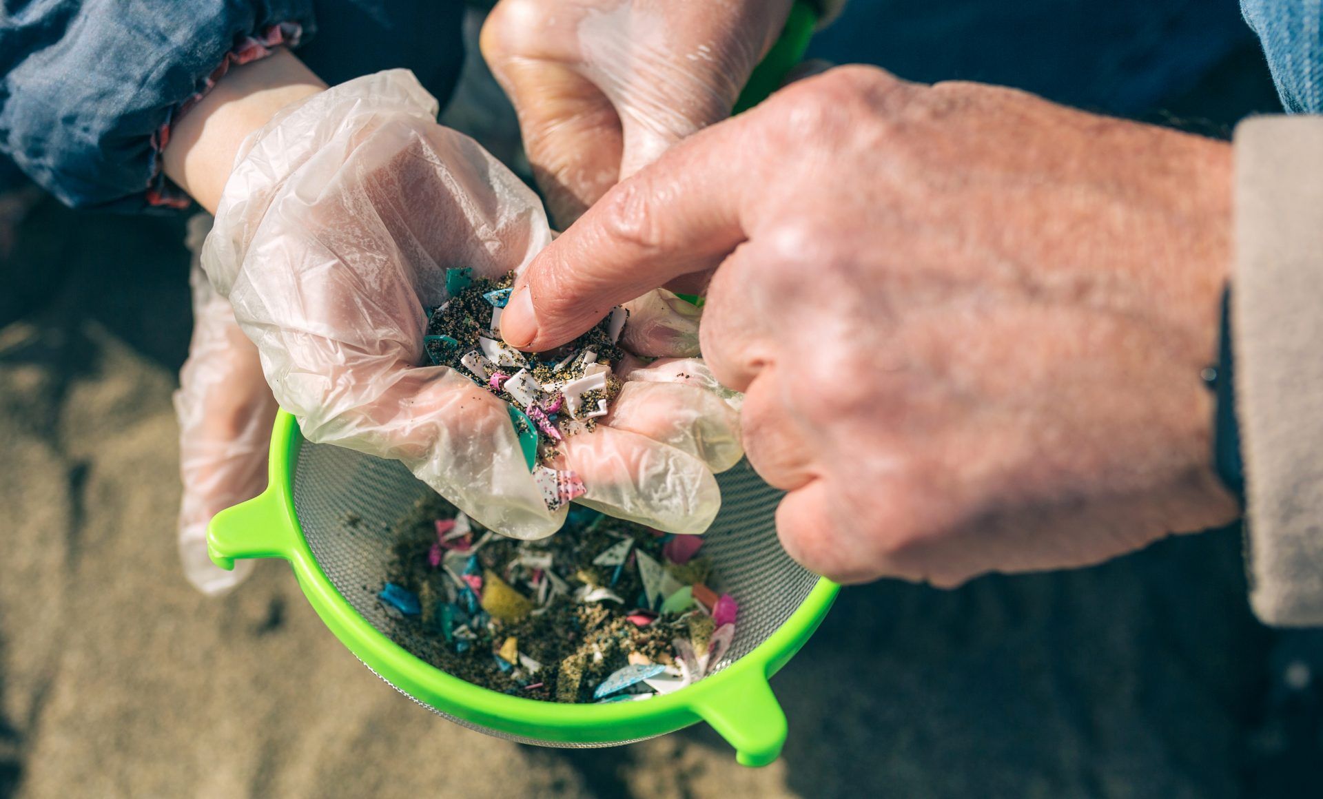 Учені змогли за допомогою бактерій очистити воду від мікропластику