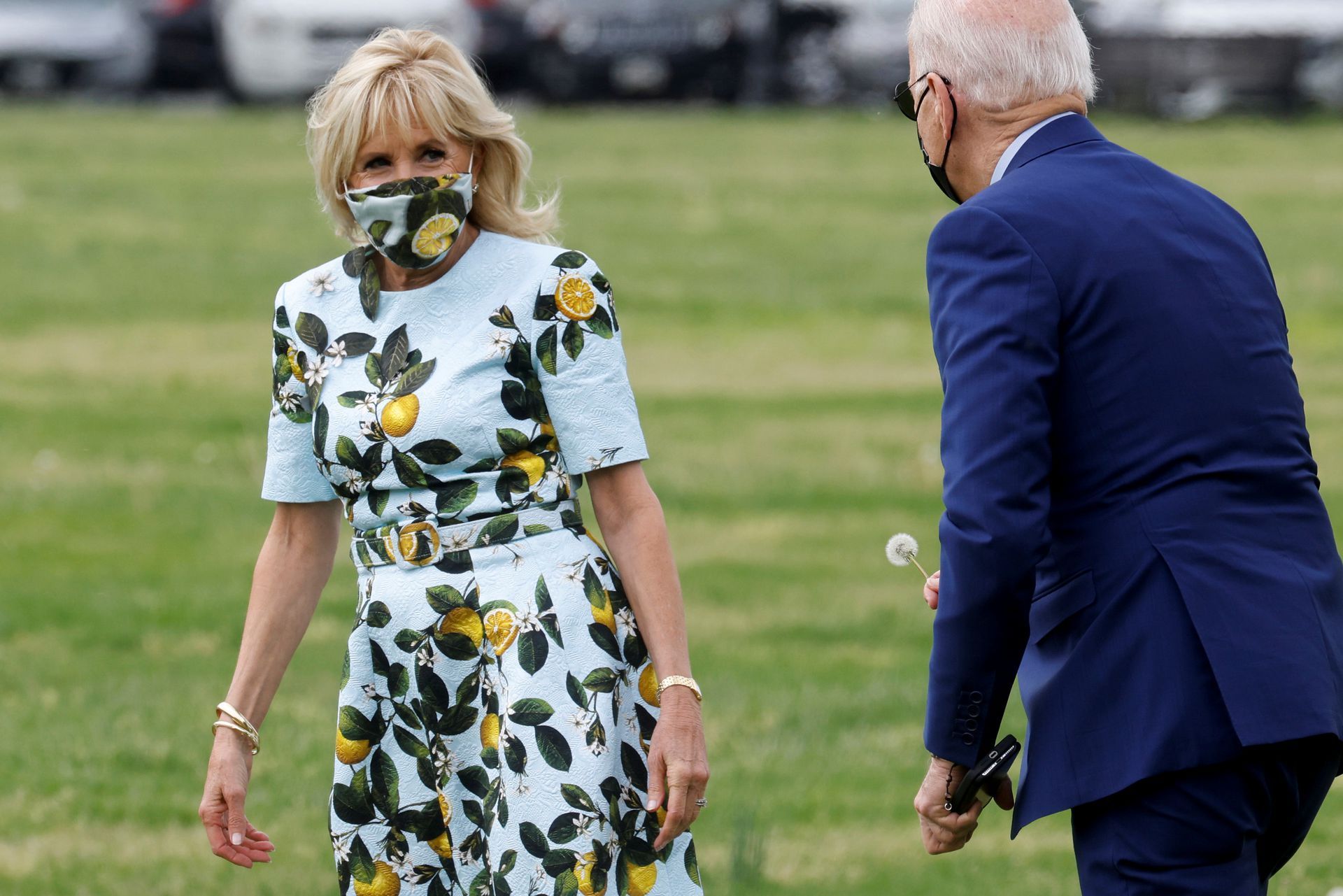 Романтика зашкалює: Джо Байден зірвав і подарував дружині кульбабку