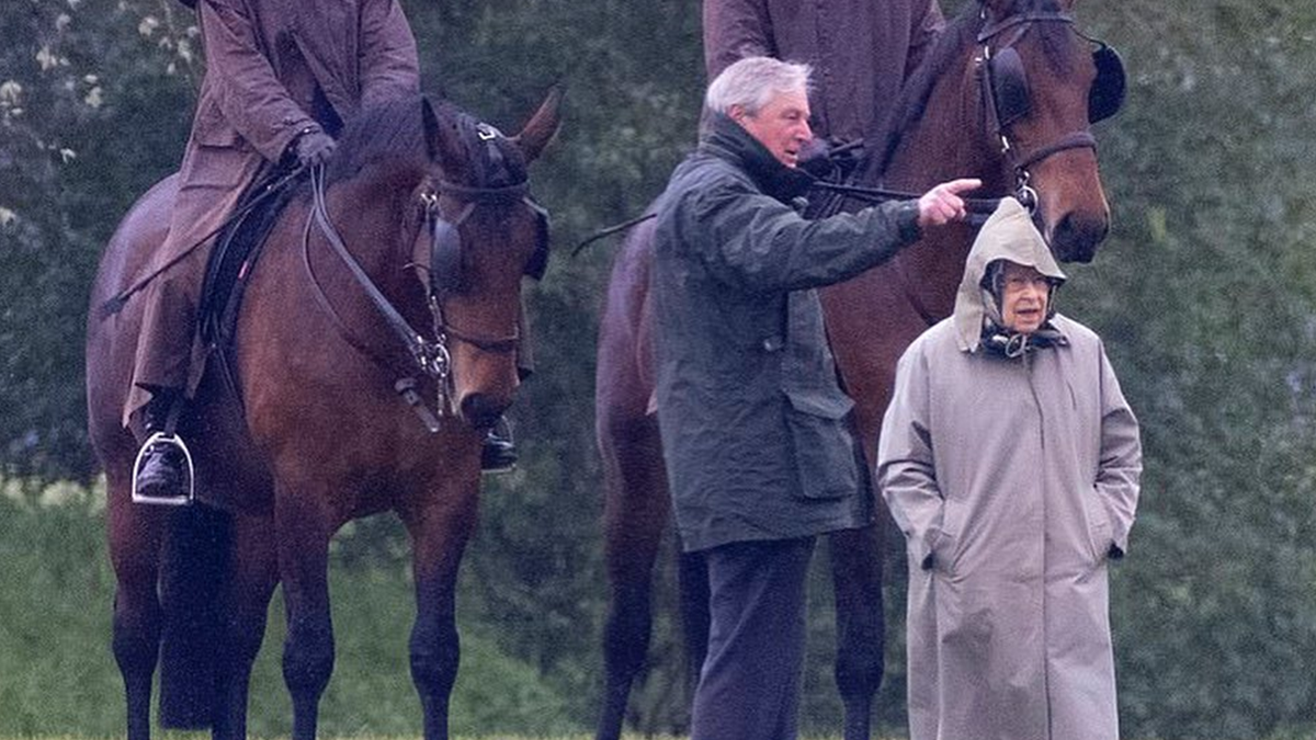 Папарацці підловили королеву Єлизавету під час прогулянки у Віндзорському замку