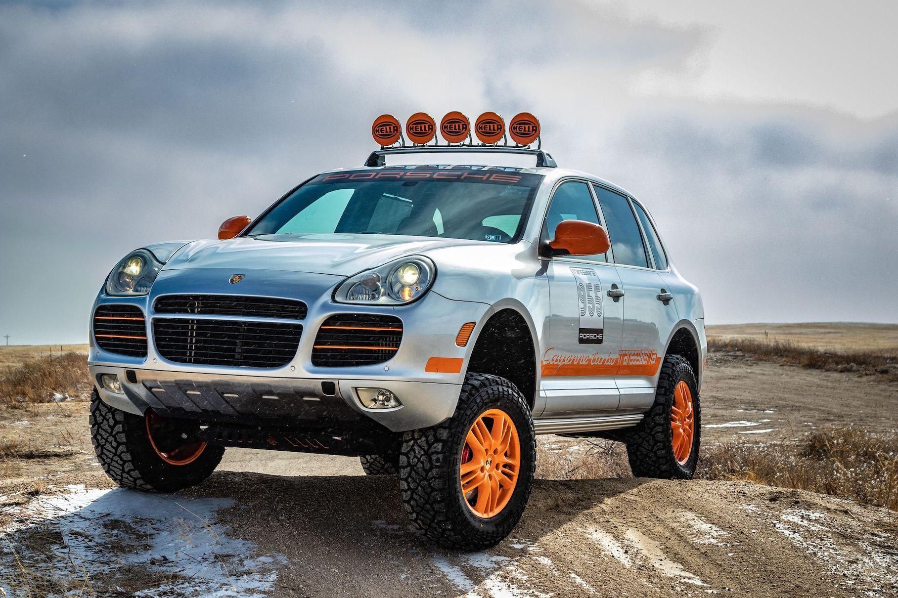 З молотка пустять 16-річний Porsche Cayenne, стилізований під ралійне авто