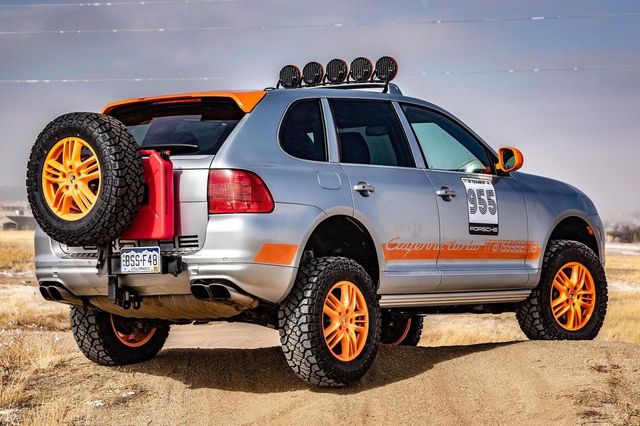 З молотка пустять 16-річний Porsche Cayenne, стилізований під ралійне авто - фото 457739