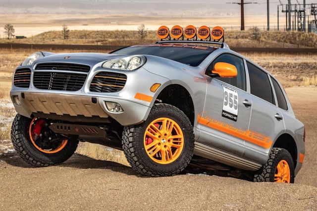 З молотка пустять 16-річний Porsche Cayenne, стилізований під ралійне авто - фото 457740