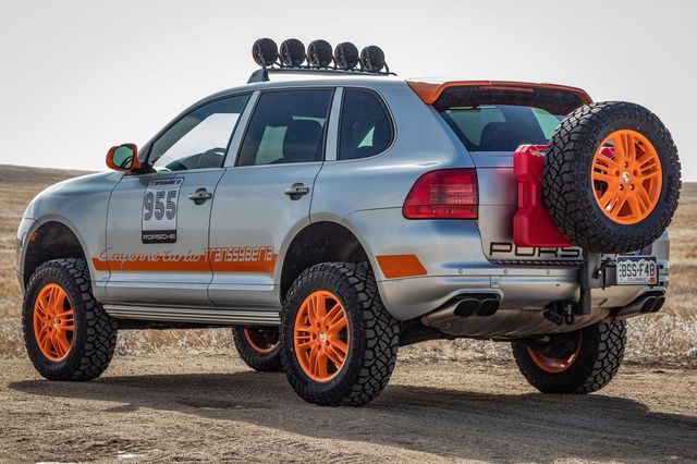 З молотка пустять 16-річний Porsche Cayenne, стилізований під ралійне авто - фото 457741