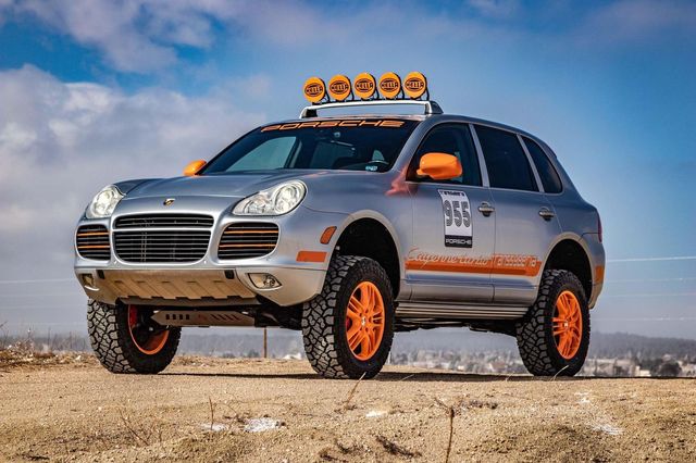 З молотка пустять 16-річний Porsche Cayenne, стилізований під ралійне авто - фото 457743