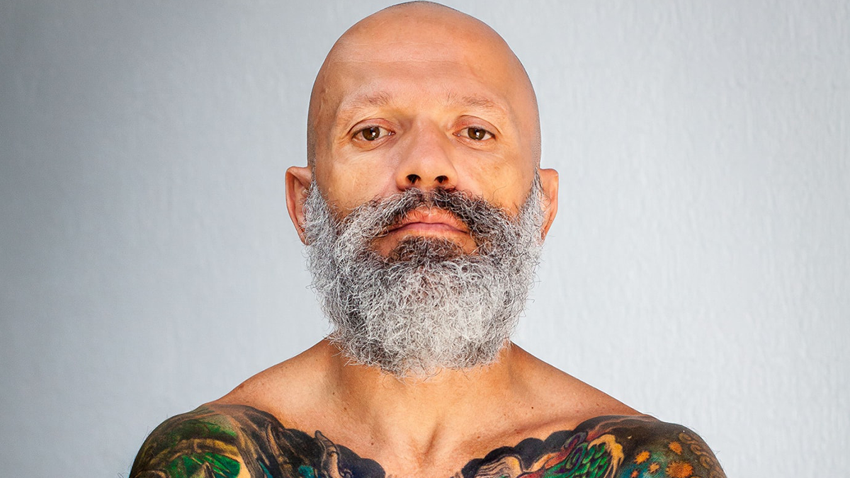 Колоритний 47-річний боєць MMA в татуюваннях став зіркою мережі після невдалого бою