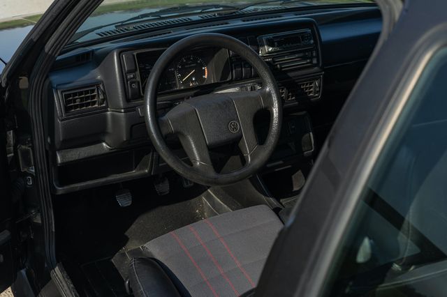 Рідкісний Volkswagen Golf Rallye виставили на продаж: таких всього 5 тисяч у світі - фото 457902