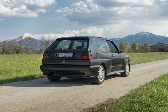 Рідкісний Volkswagen Golf Rallye виставили на продаж: таких всього 5 тисяч у світі - фото 457903