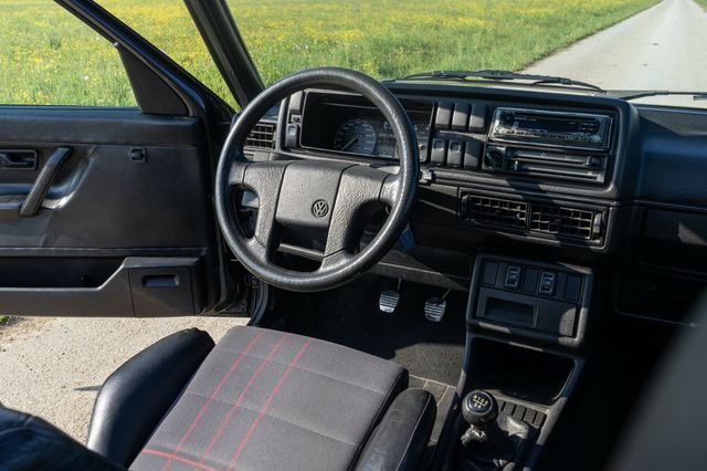 Рідкісний Volkswagen Golf Rallye виставили на продаж: таких всього 5 тисяч у світі - фото 457904