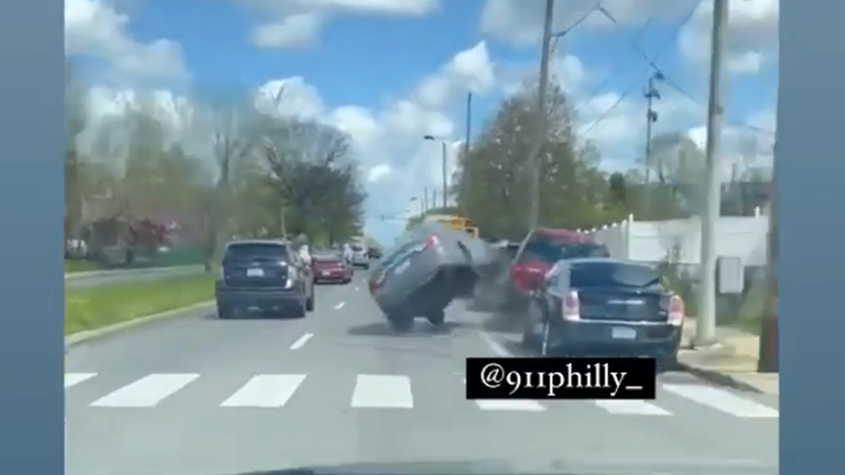 Горе-водій задивився на дівчат і влаштував епічне ДТП: відео аварії