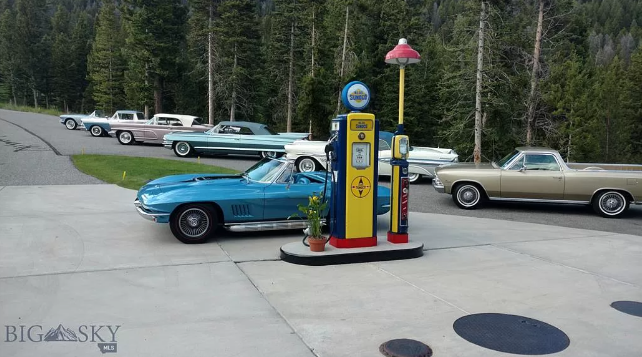 У США продають маєток для автоколекціонера: тут є величезний гараж, майстерня і АЗС