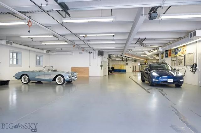 У США продають маєток для автоколекціонера: тут є величезний гараж, майстерня і АЗС - фото 458002