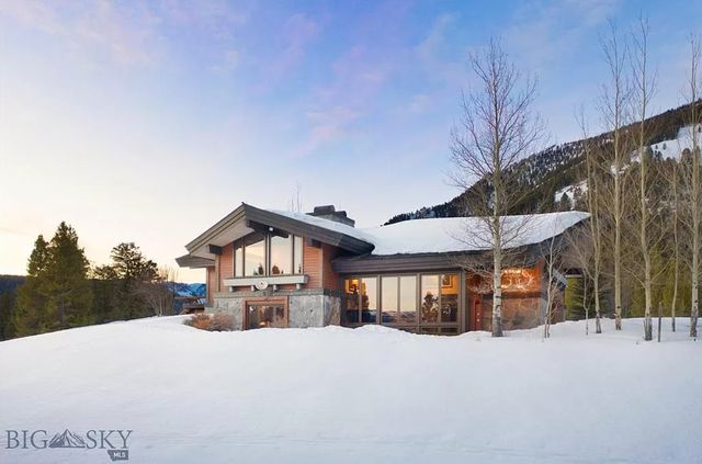 У США продають маєток для автоколекціонера: тут є величезний гараж, майстерня і АЗС - фото 458003