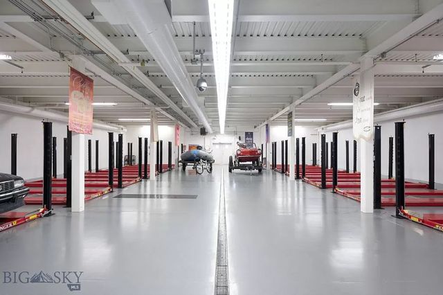 У США продають маєток для автоколекціонера: тут є величезний гараж, майстерня і АЗС - фото 458004