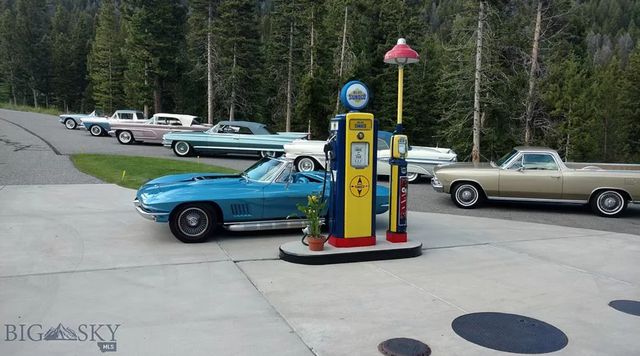 У США продають маєток для автоколекціонера: тут є величезний гараж, майстерня і АЗС - фото 458005