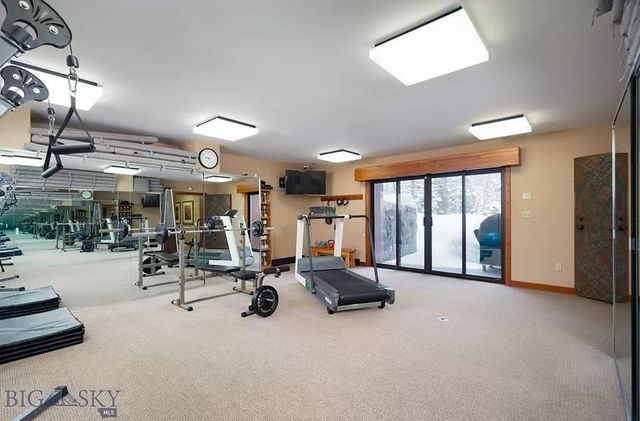 У США продають маєток для автоколекціонера: тут є величезний гараж, майстерня і АЗС - фото 458006