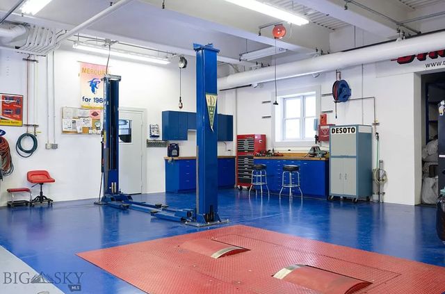 У США продають маєток для автоколекціонера: тут є величезний гараж, майстерня і АЗС - фото 458008