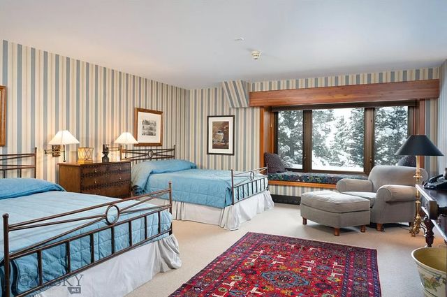 У США продають маєток для автоколекціонера: тут є величезний гараж, майстерня і АЗС - фото 458009