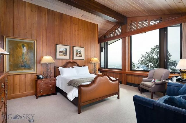 У США продають маєток для автоколекціонера: тут є величезний гараж, майстерня і АЗС - фото 458010