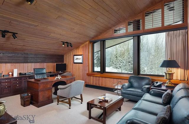 У США продають маєток для автоколекціонера: тут є величезний гараж, майстерня і АЗС - фото 458011