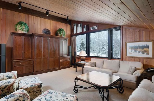 У США продають маєток для автоколекціонера: тут є величезний гараж, майстерня і АЗС - фото 458012