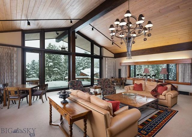 У США продають маєток для автоколекціонера: тут є величезний гараж, майстерня і АЗС - фото 458013