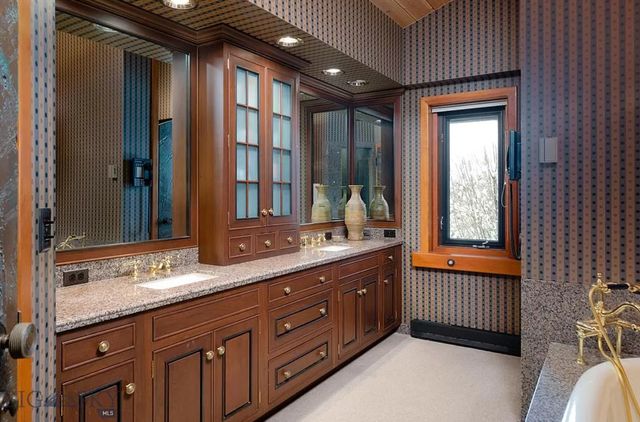 У США продають маєток для автоколекціонера: тут є величезний гараж, майстерня і АЗС - фото 458014