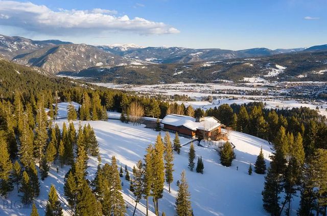 У США продають маєток для автоколекціонера: тут є величезний гараж, майстерня і АЗС - фото 458016