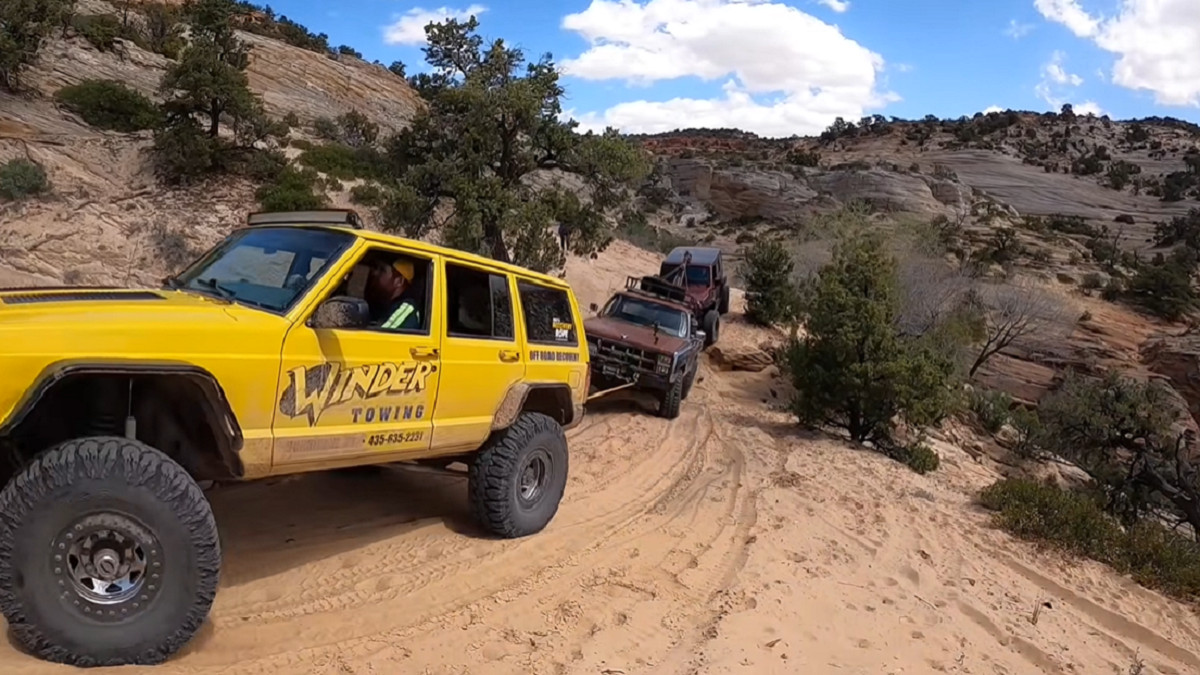 Дивіться, як Jeep Wrangler, який застряг на дні каньйону, витягували двома позашляховиками - фото 1