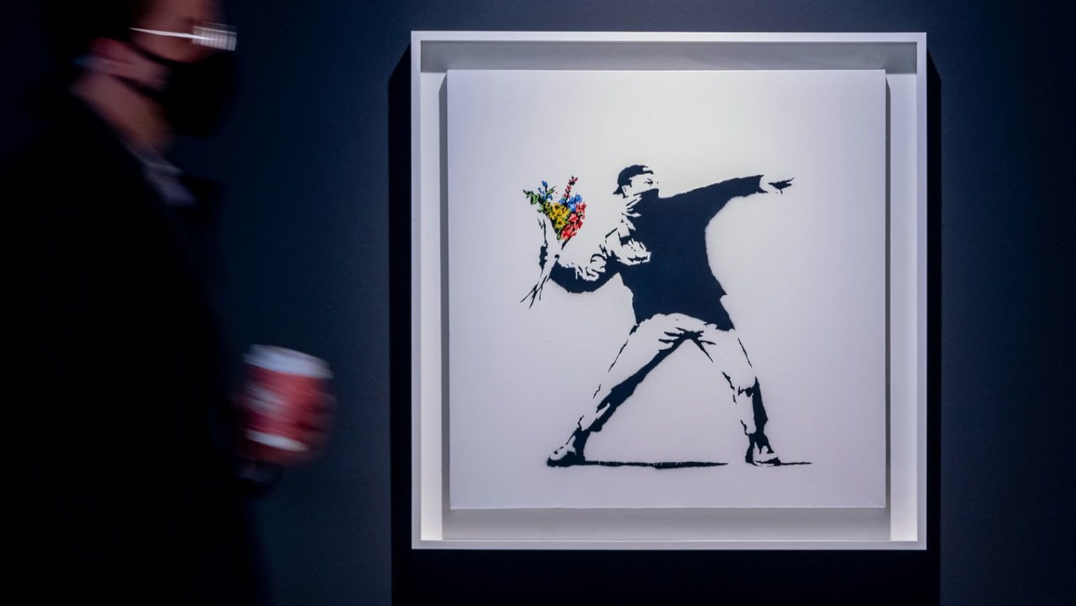 Картина Бенксі Love is in the Air - фото 1