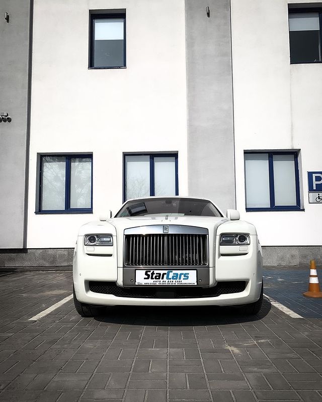 У Львові засвітився єдиний в Україні білий Rolls-Royce за 10 мільйонів гривень: фото - фото 458231